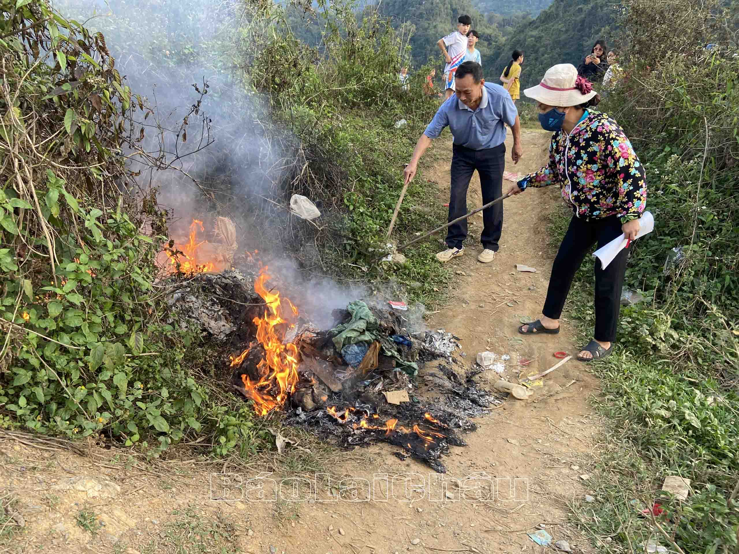 Một số người dân xã Mường So tự nguyện bỏ thời gian gom và đốt những đống rác tự phát nhằm hạn chế rác thải ảnh hưởng đến môi trường, sức khỏe.